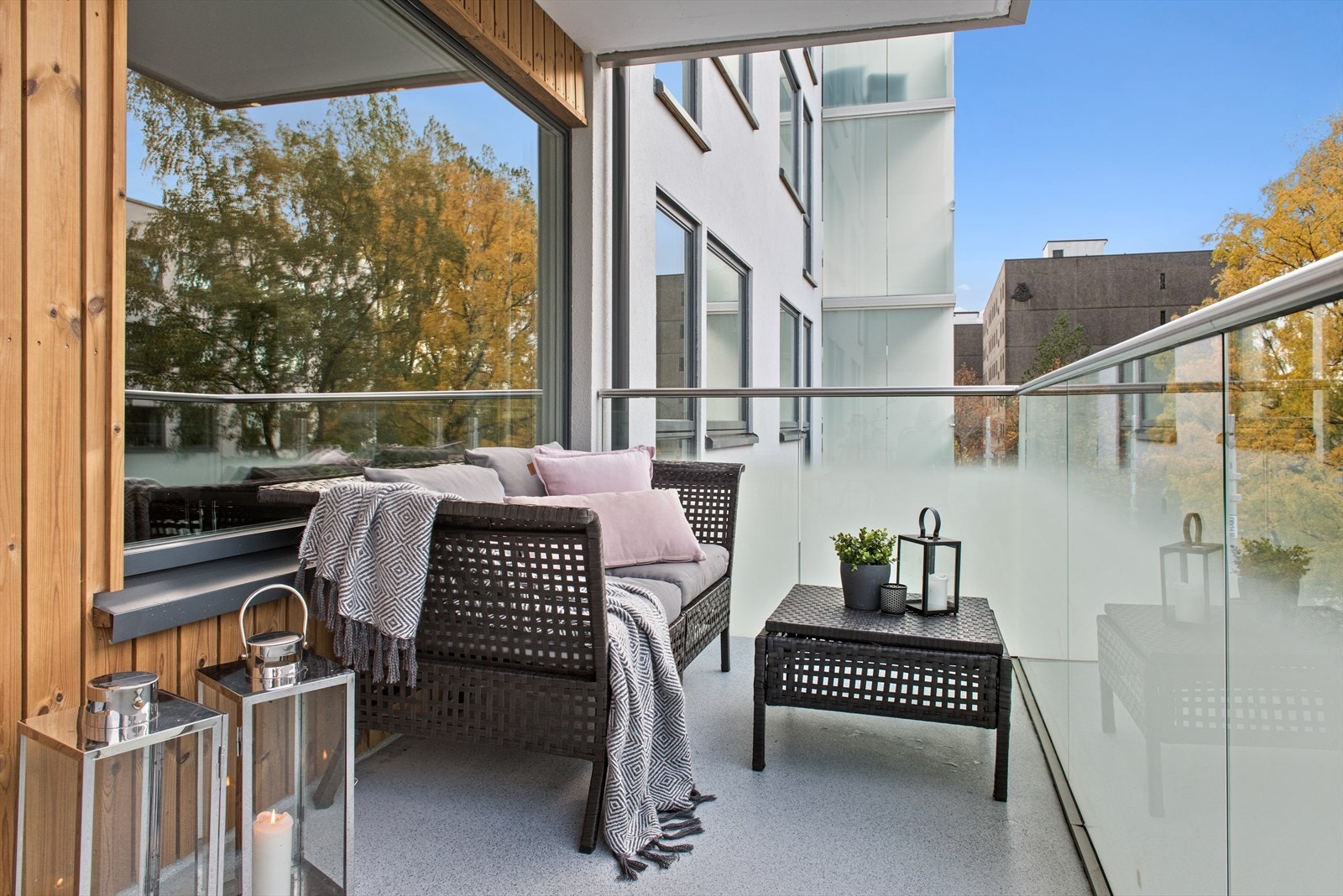 Balkongen er romslig og god plass til utemøblement. Galleribilde