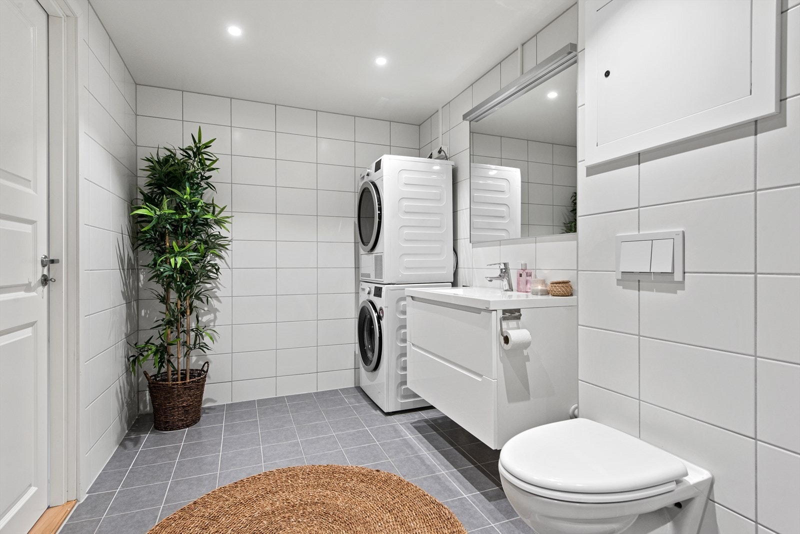 På baderommet et det varme i gulvet og opplegg for vaskemaskin og tørketrommel. Galleribilde