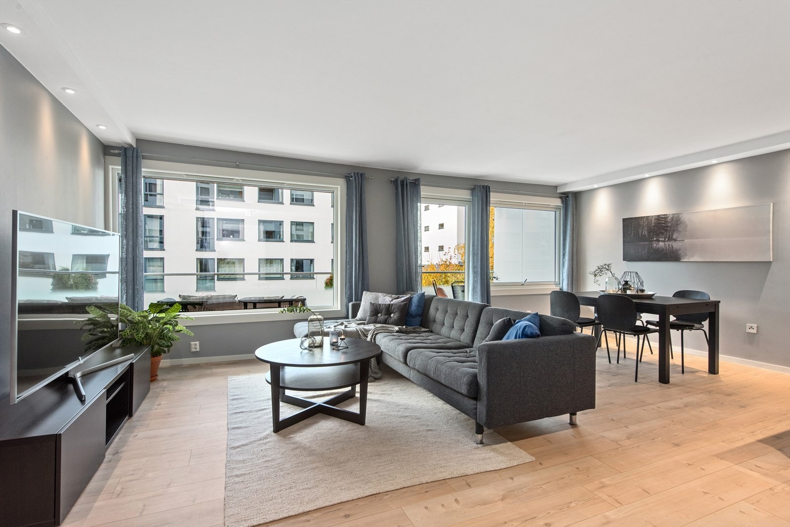 Store vindusflater i stuen gjør rommet lyst og luftig. Galleribilde