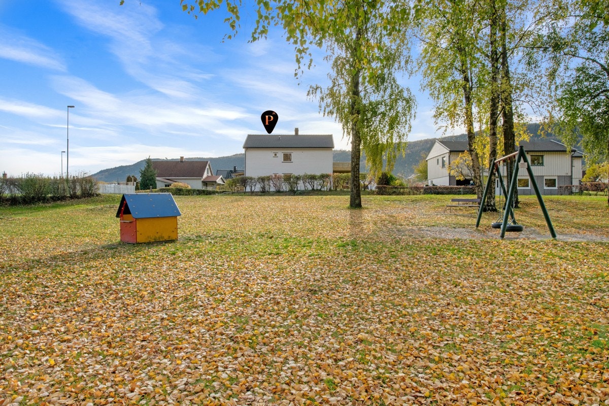 Rett ved eiendommen er det muligheter for lek og morro. Galleribilde