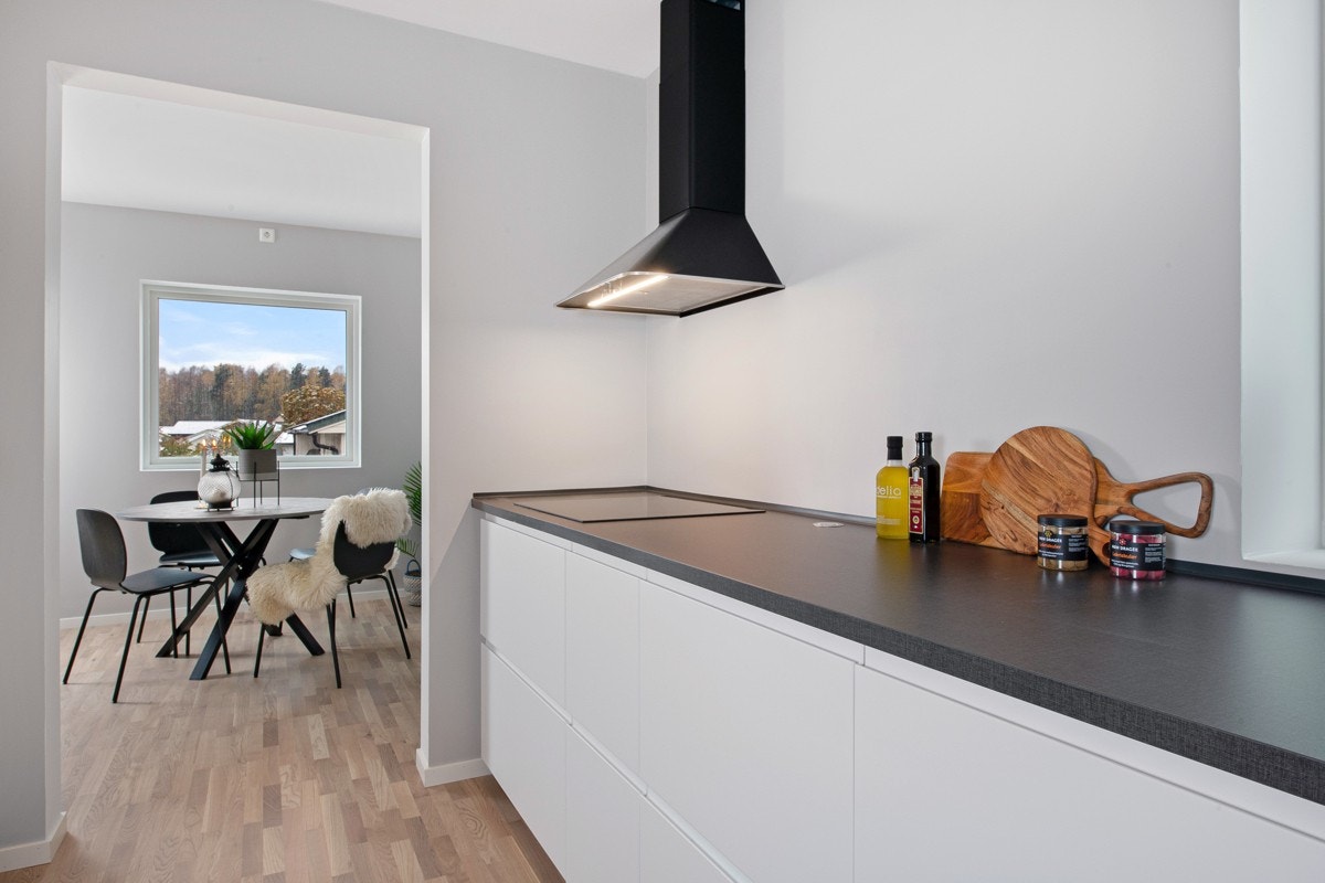 Kjøkkenet har langstrakte benkeflater og rikelig med oppbevaringsplass. Galleribilde