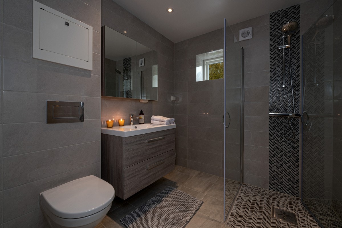 Badet er renovert i 2020, og fremstår som delikat og moderne. Galleribilde
