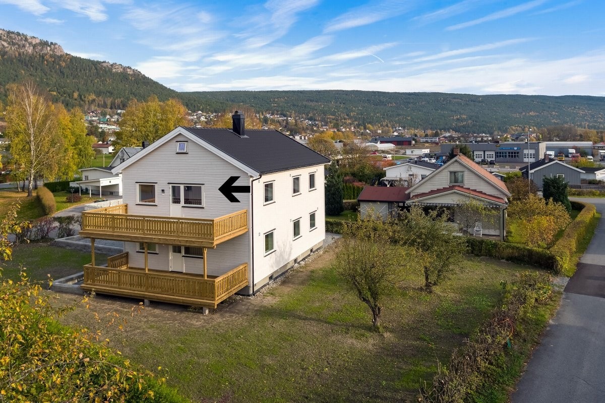 Velkommen til Bukta 18 B en renovert og innbydende halvpart av en horisontaldelt tomannsbolig. Galleribilde