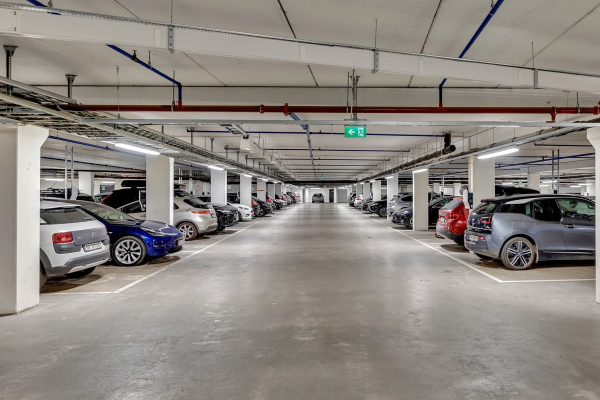 Det medfølger en parkeringsplass med uttak for lading av elbil i felles lukket og oppvarmet garasjeanlegg under bebyggelsen. Mulighet for å bestille ladeboks Galleribilde