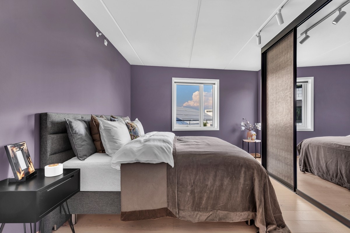 Det er rikelig med oppbevaringsmuligheter i en praktisk skyvedørsgarderobe langs den ene veggen Galleribilde