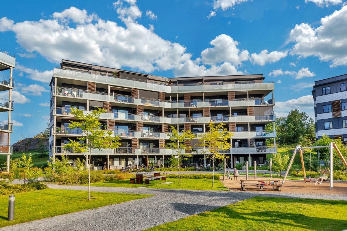 Fellesarealer er pent opparbeidet med lekeplass, sittebenker m.m. Galleribilde