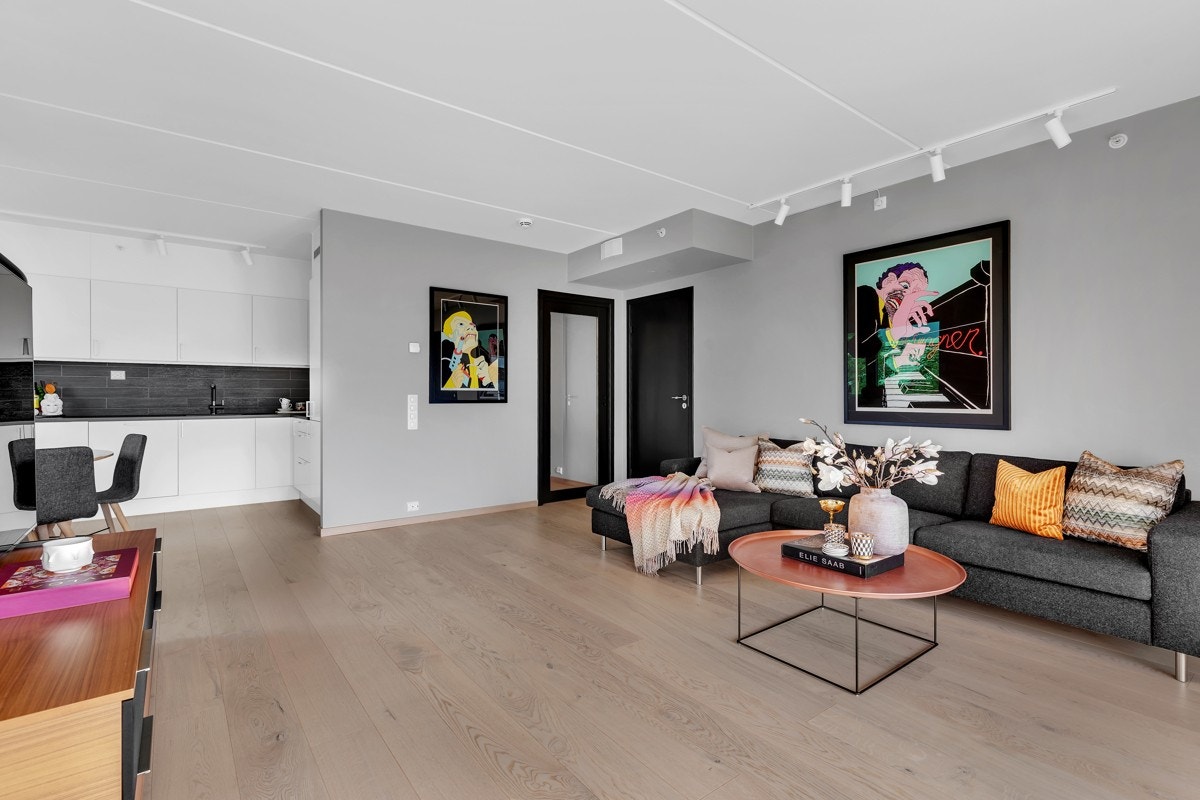 Det er moderne 1- stavs parkett fra Kährc i leiligheten Galleribilde