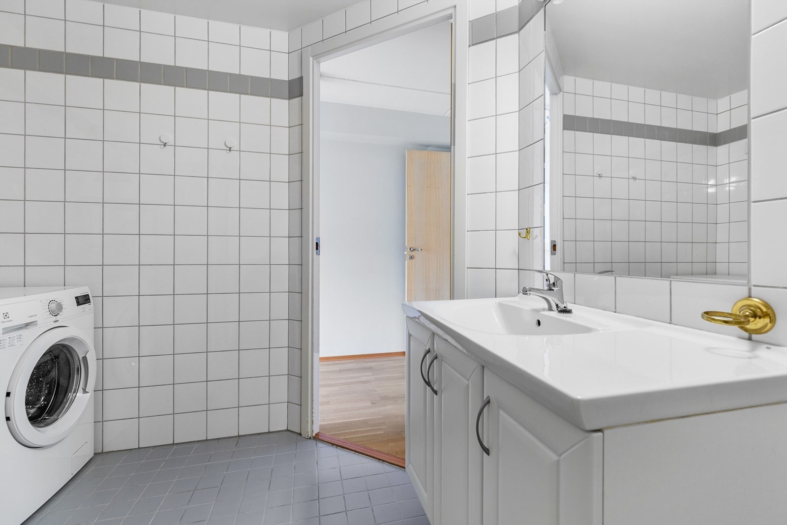 Opplegg for vaskemaskin og strømuttak for tørketrommel. Galleribilde