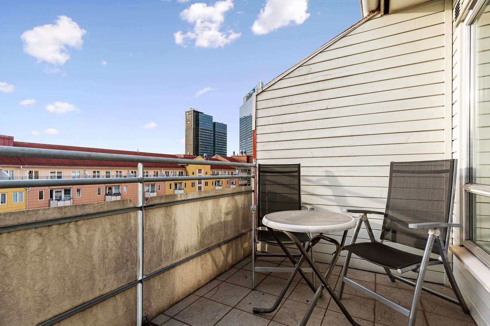 Balkongen ligger høyt og fritt mot indre gårdsrom, med flotte solforhold. Her er det plass til sittegruppe og grill. Galleribilde