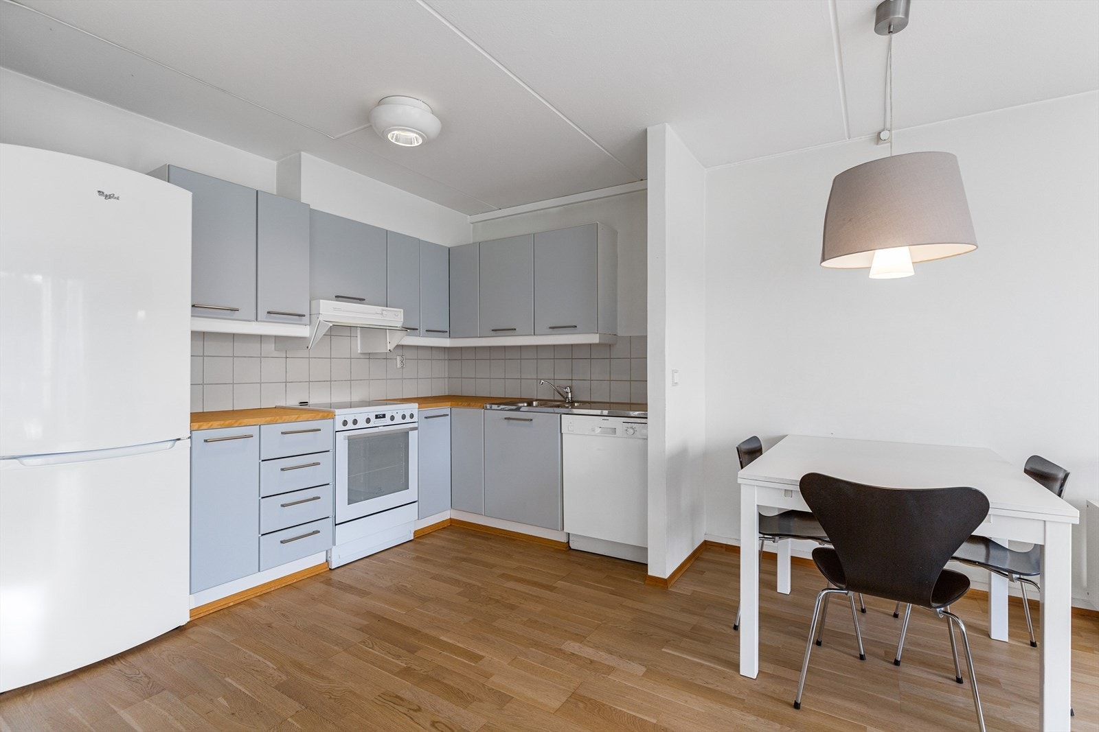 Kjøkkenet har åpen løsning mot stuen, og lar deg underholde gjester mens du lager mat. Galleribilde