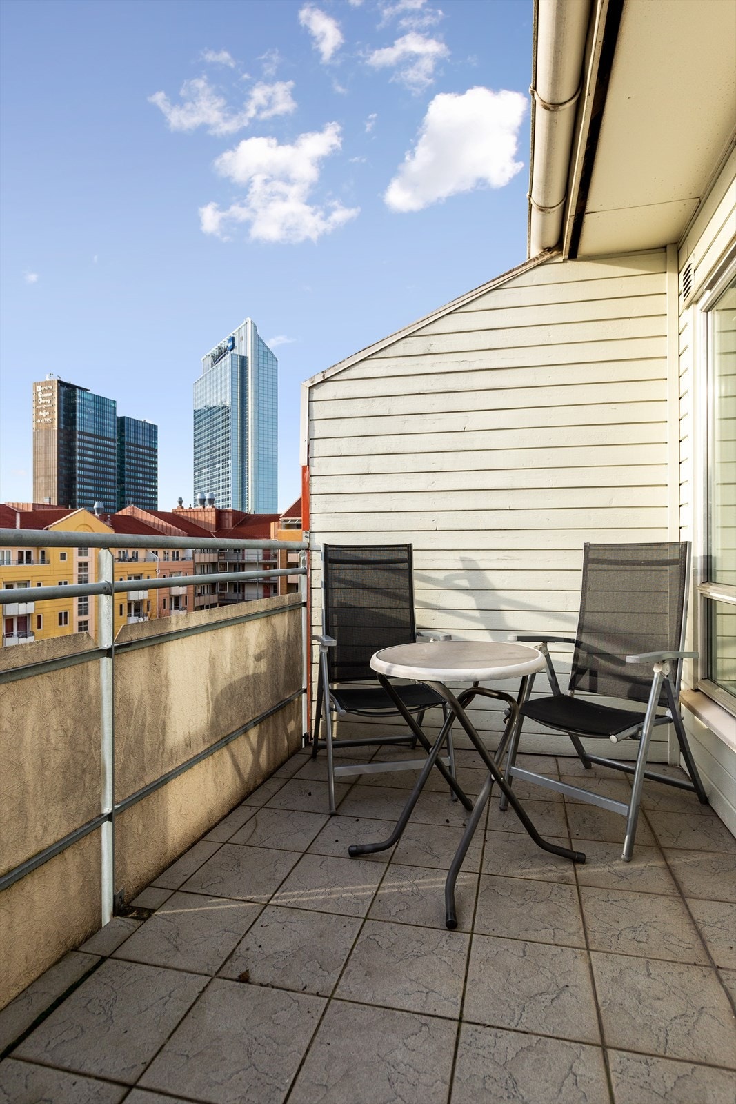 Fra stuen er det utgang til en romslig sydvestvendt balkong på 6 m² med bod. Galleribilde