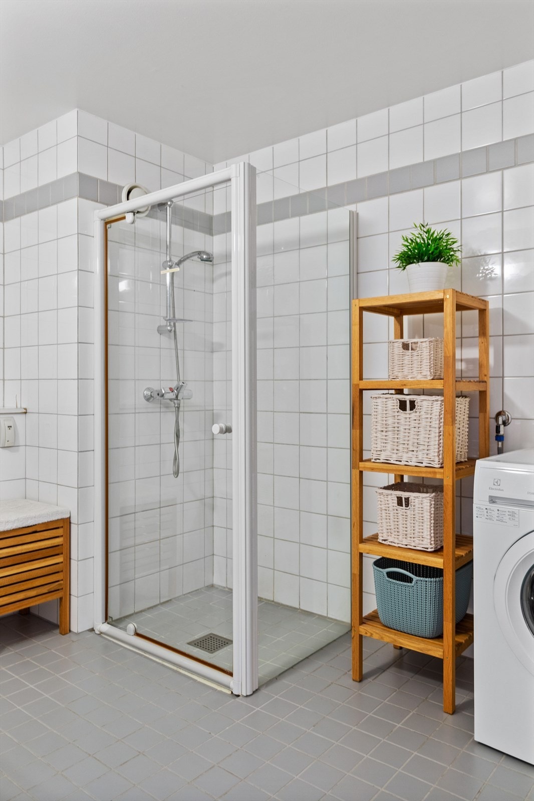 Dusjhjørne med 1 svingbar dusjdør og dusjutstyr. Galleribilde