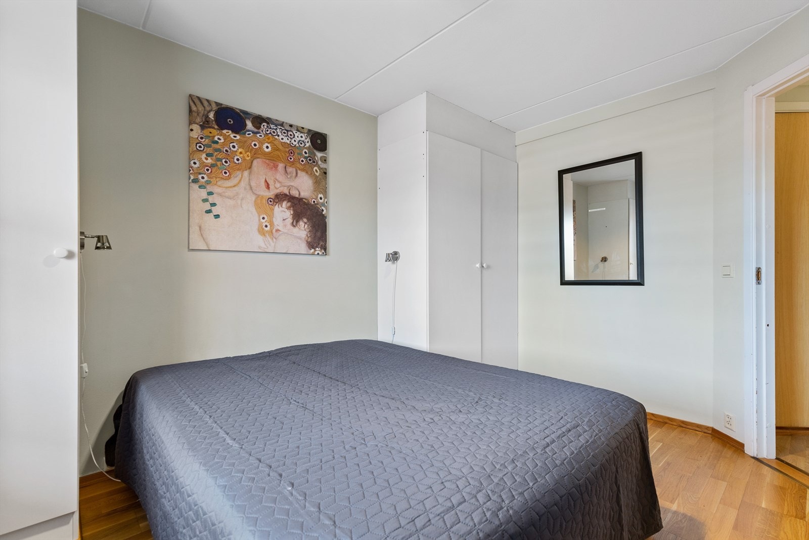 Rommet er for øvrig allerede utstyrt med garderobeskap som gjerne kan suppleres med ytterligere skap eller en kommode på siden. Galleribilde