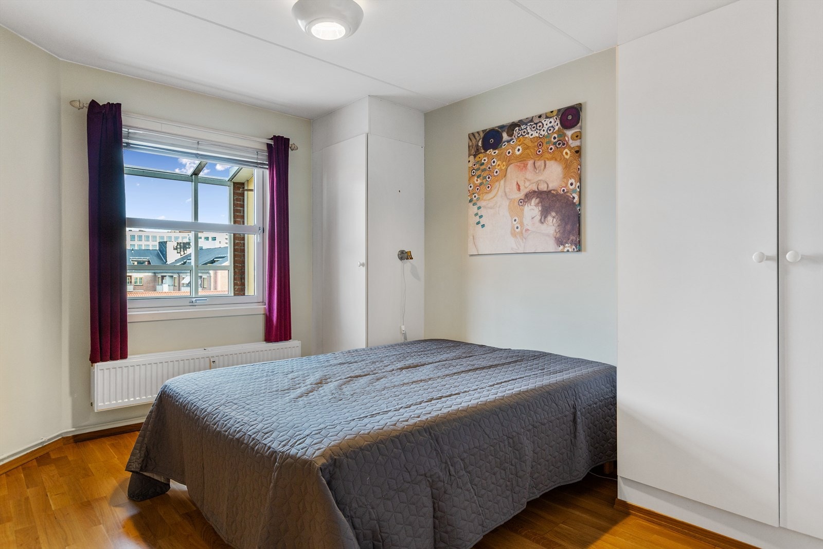 Soverommet er også av generøs størrelse, slik at du kan møblere med et skrive- eller sminkebord i tillegg til dobbeltseng Galleribilde