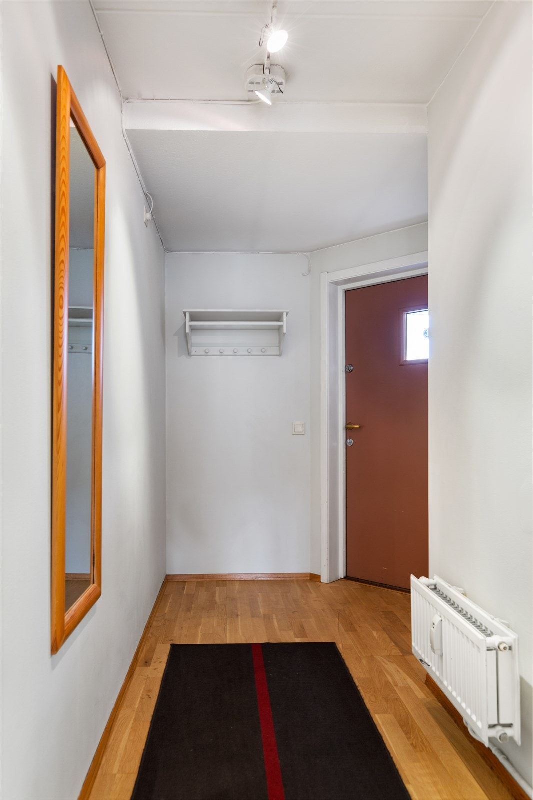 Velkommen hjem!
Leiligheten har en innbydende entré med lyse vegger og parkett på gulvet.
Her er det god plass til å henge fra seg yttertøy og sette fra seg sko før man går videre inn i boligen. Galleribilde