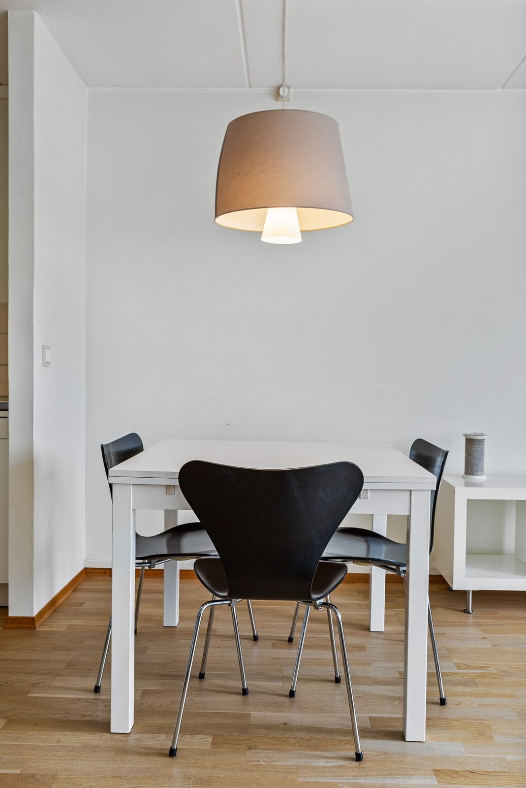 Inviter venner og familie over for en god middag og hyggelig selskap. Galleribilde