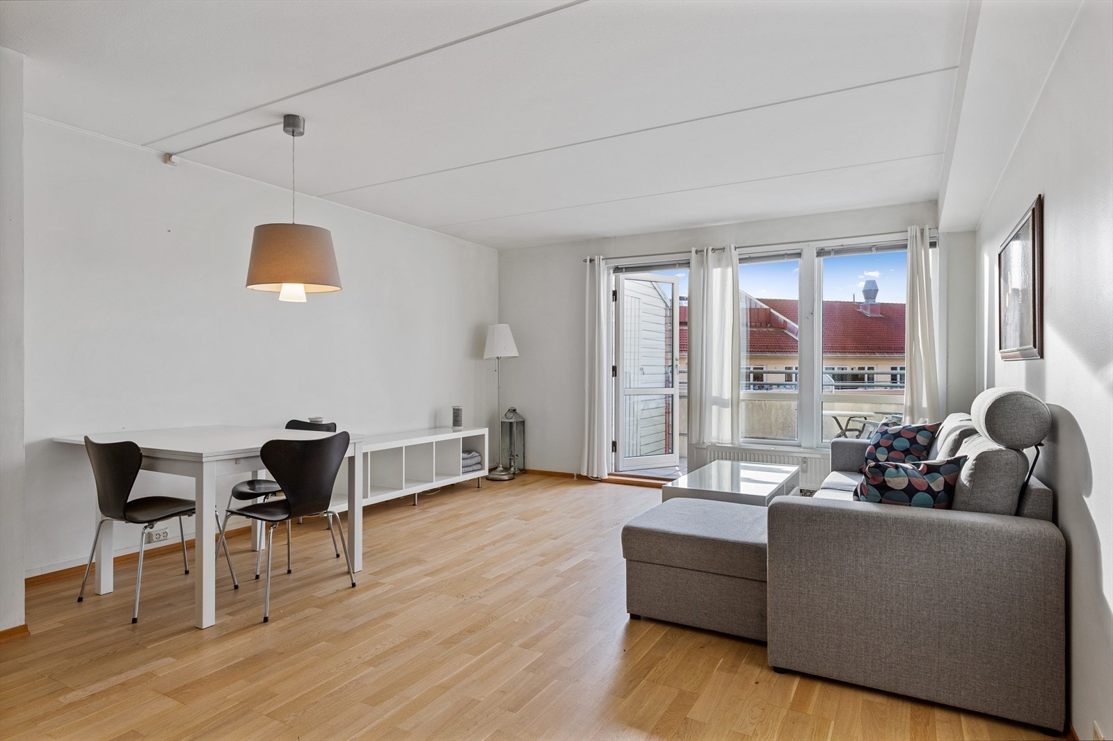 Videre har boligen store vindusflater. Dette gjør at leiligheten får stor tilgang på naturlig dagslys, som igjen gir leiligheten et lyst og luftig preg. Galleribilde