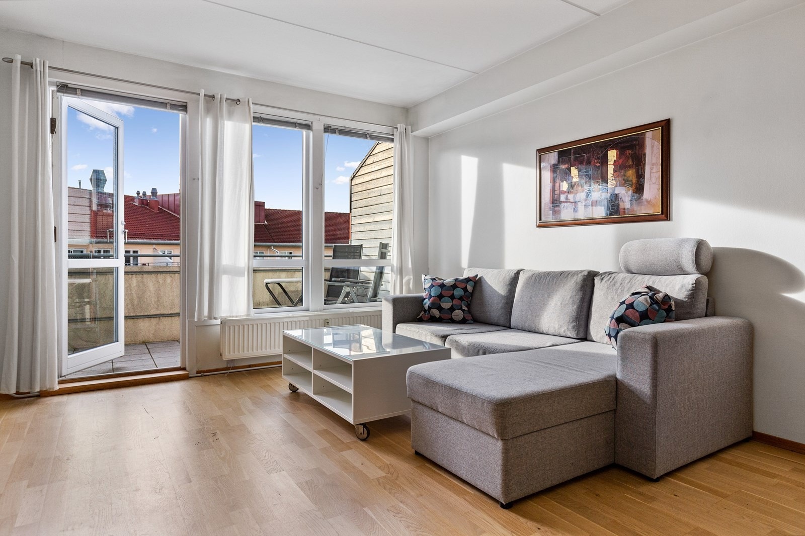 Leilighetens midtpunkt er stuen. Stuen er romslig og har plass flere sittegrupper. Galleribilde