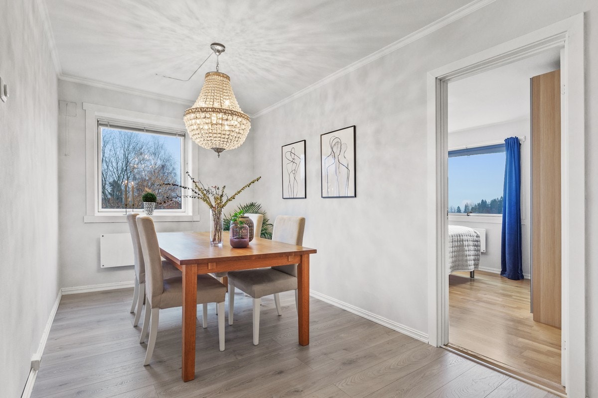 Koselig del for spisestuen, god plass til spisebord med tilhørende møblement. Galleribilde