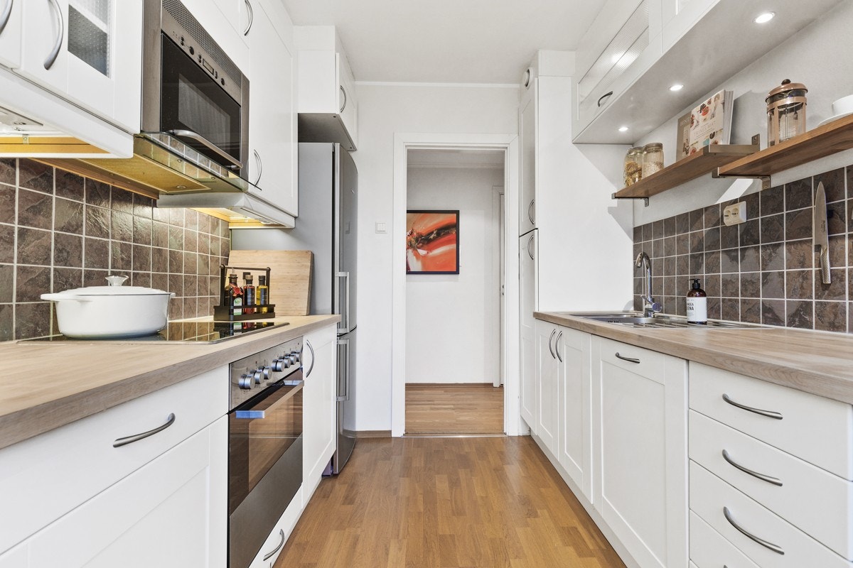 Her får du integrerte hvitevarer som oppvaskmaskin, stekeovn, platetopp og mikrobølgeovn. Frittstående kjøleskap følger boligen. Galleribilde