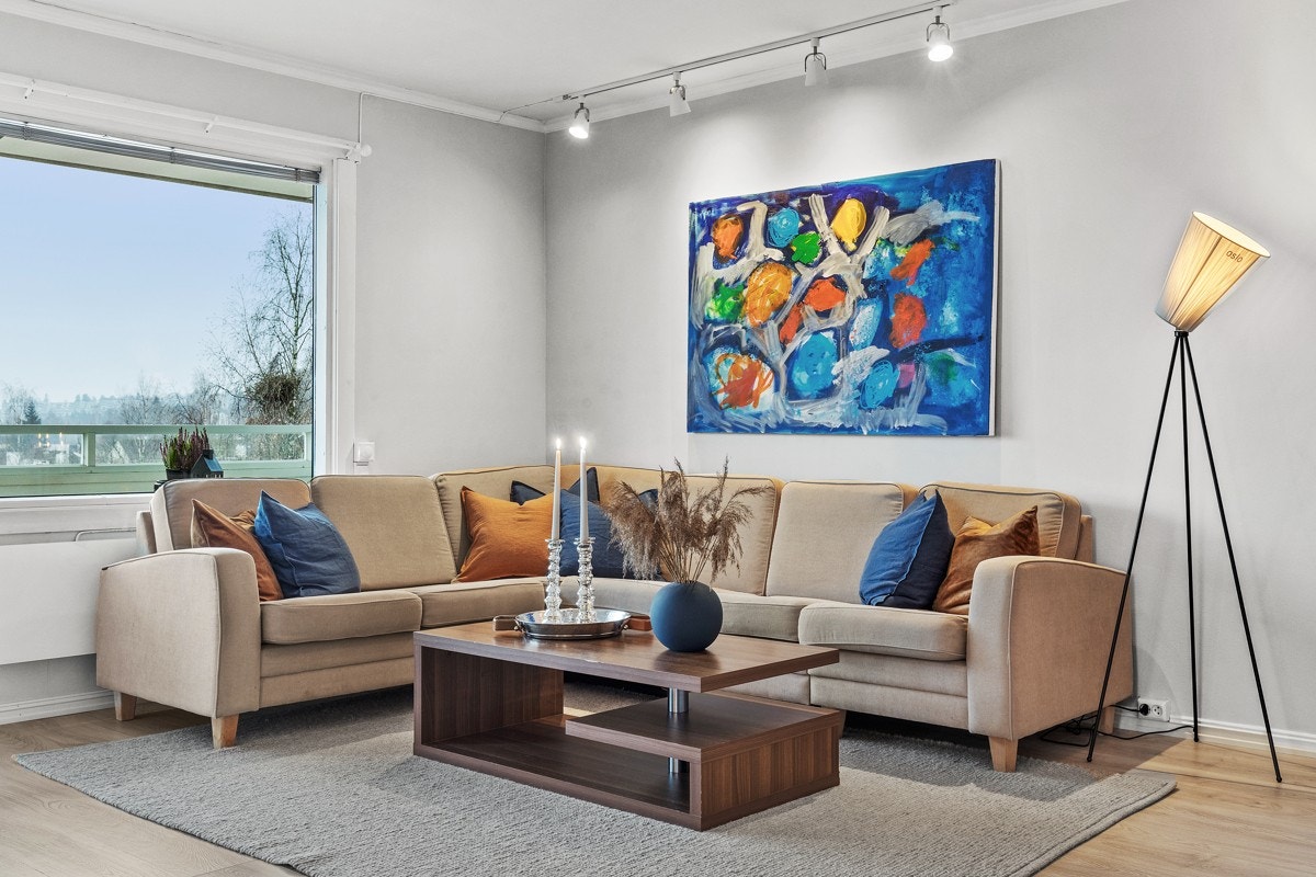 Stuen gir deg flere møbleringsmuligheter i flere soner. Galleribilde