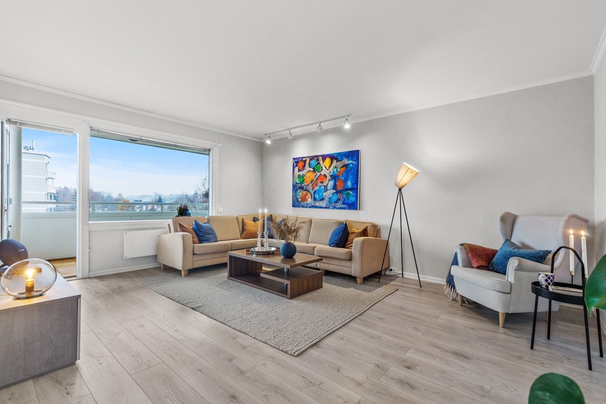 Her får du en romslig stue med utgang til sydvendt balkong på ca. 7,5 kvm med sol fra morgen til ettermiddag. Galleribilde