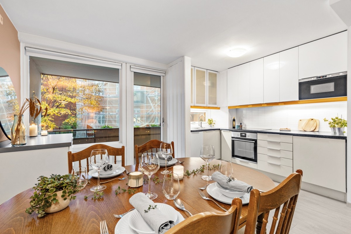 Det er plass til spisebord, en sosial løsning som passer perfekt for middag med gode venner. Galleribilde