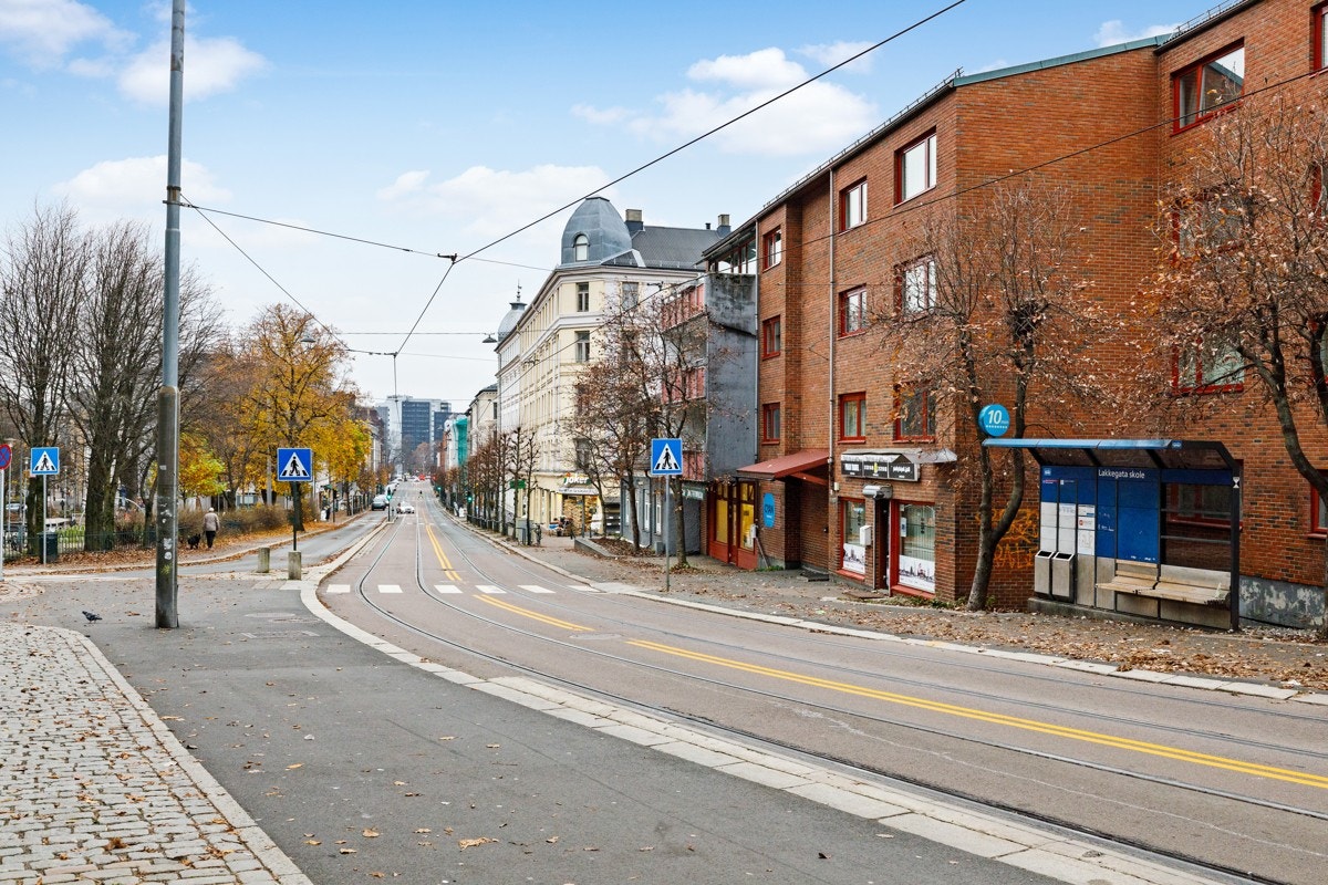 Alt av fasiliteter i umiddelbar nærhet. Trikkestopp for 17-trikken er rett utenfor bakdøren til oppgangen med mange avganger i timen. Det er flere matbutikker i umiddelbar nærhet. Galleribilde