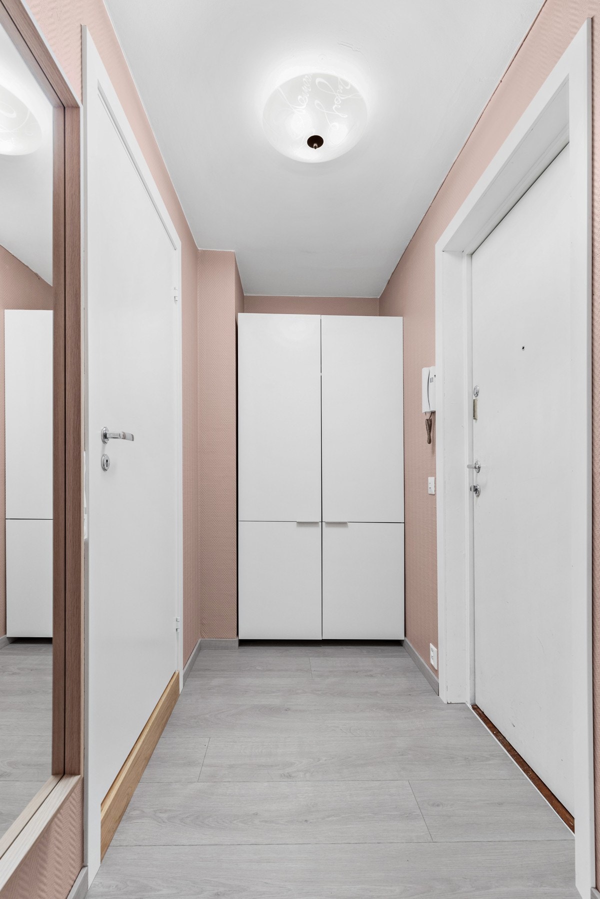 Bak inngangsdøren møtes du av en lys og innbydende leilighet. Entréen er romslig med god plass for oppbevaring av yttertøy og sko. De lysmalte veggene gir et lunt og godt førsteinntrykk. Galleribilde