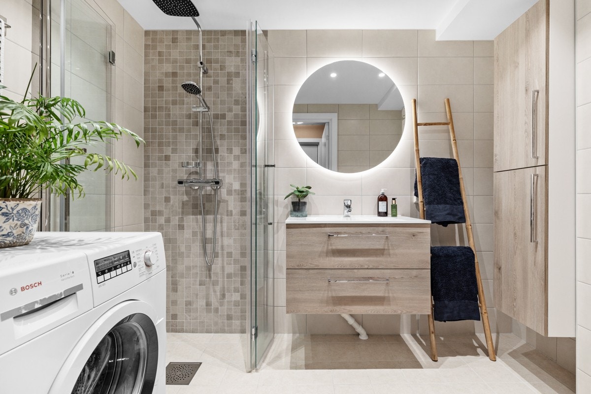 Hele badet og tilhørende rør er totalrenovert i 2020 i regi av borettslaget. Galleribilde