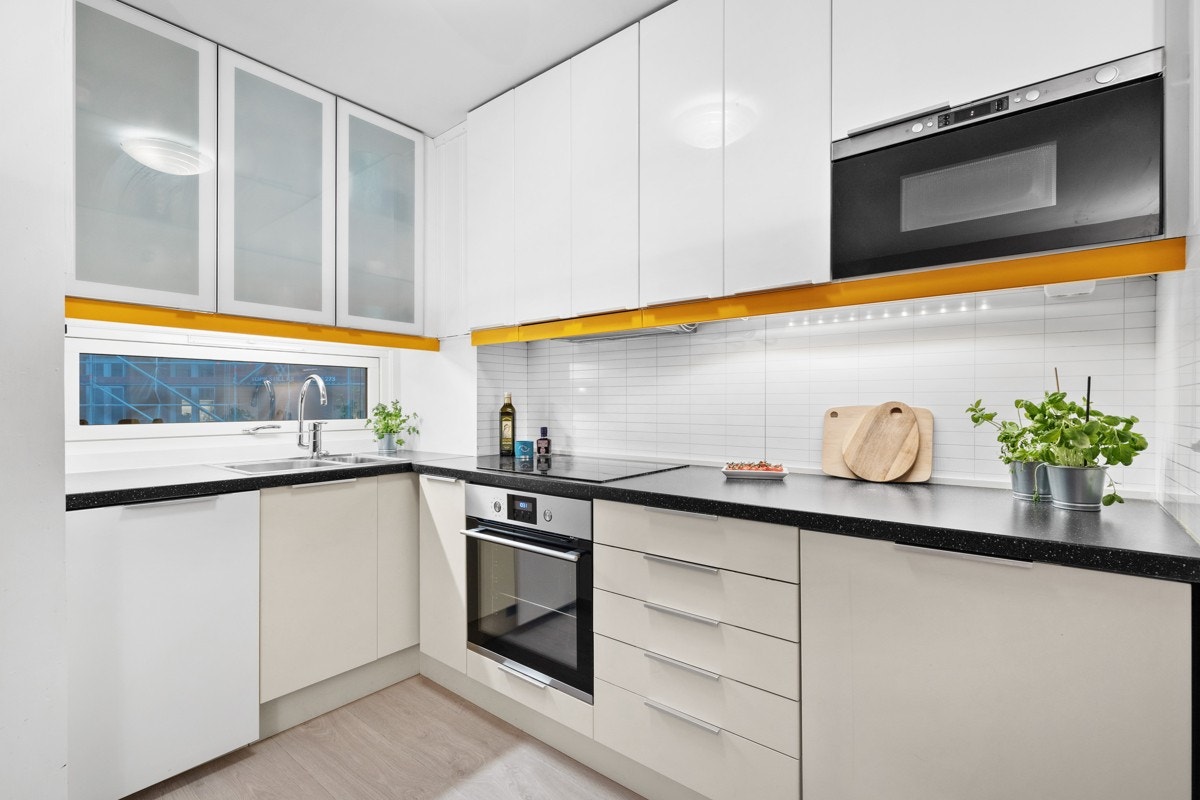 Kjøkkeninnredningen er fra 2012 og består av laminat benkeplate, nedfelt kum av rustfritt stål og ettgreps blandebatteri med avstengning til oppvaskmaskin. Galleribilde