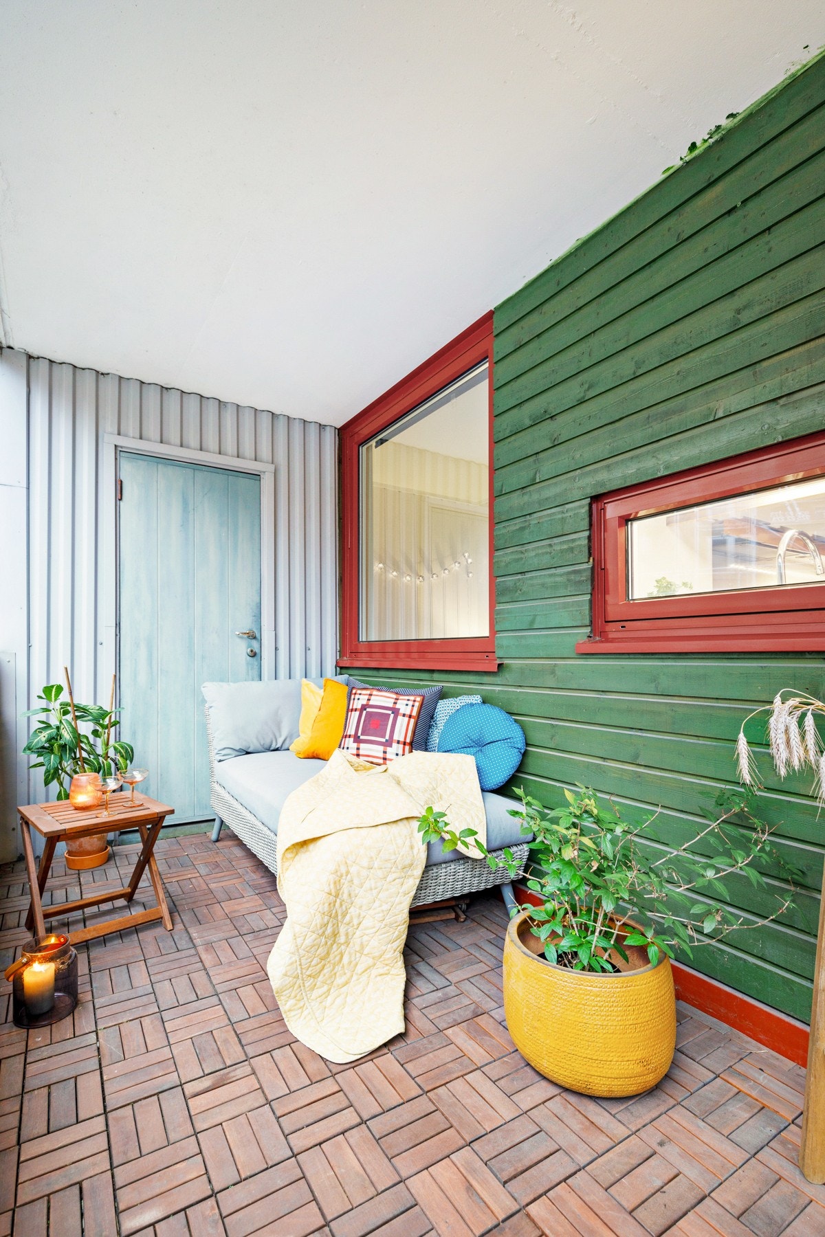 Balkongen er et hyggelig oppholdssted både på sommer og vinterstid. Når den første snøen har falt kan man kle seg godt, og drikke varm kakao mens man trekker frisk luft. Her har man også en utvendig bod på 2 m². Galleribilde