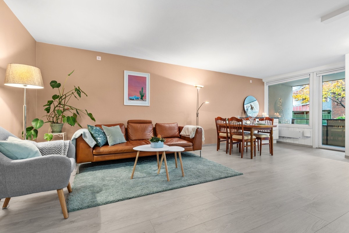 Dette er en innbydende, lys og moderne 2-roms leilighet i 2. etasje, beliggende i rolige omgivelser på Grünerløkka/Sofienberg. Hele leiligheten vender mot borettslagets skjermede bakhage, og ligger således skjermet fra Trondheimsveien. Galleribilde