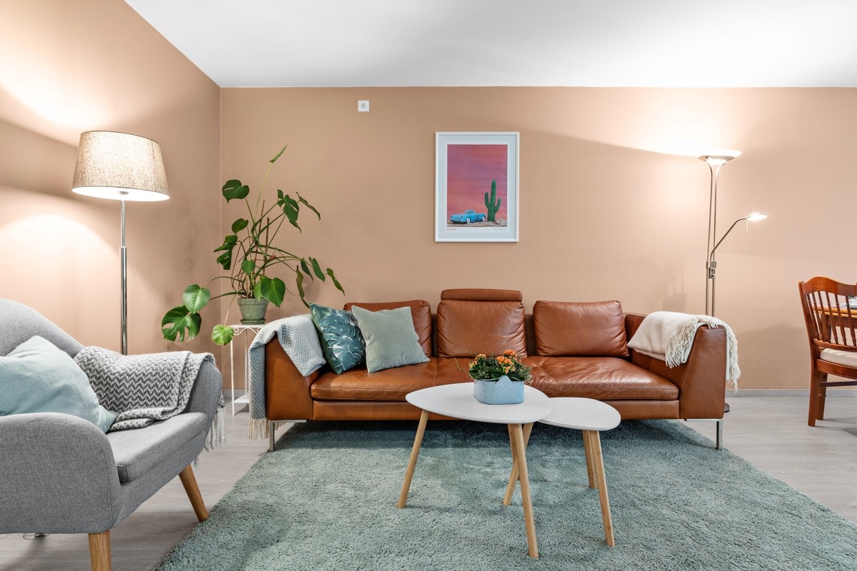 Boligen har en moderne standard og materialvalg av god kvalitet, og passer perfekt for deg som ønsker å kunne flytte rett inn. Her er det enkelt å sette sitt eget preg på boligen med ønsket møblement. Galleribilde