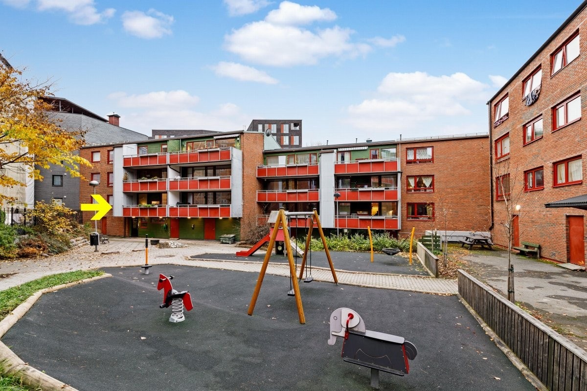 Beboerne i borettslaget har også tilgang til en stor parkmessig opparbeidet og rolig bakgård med bord og sitteplasser. Et perfekt oppholdssted på lange sommerkvelder i selskap med gode venner. Galleribilde