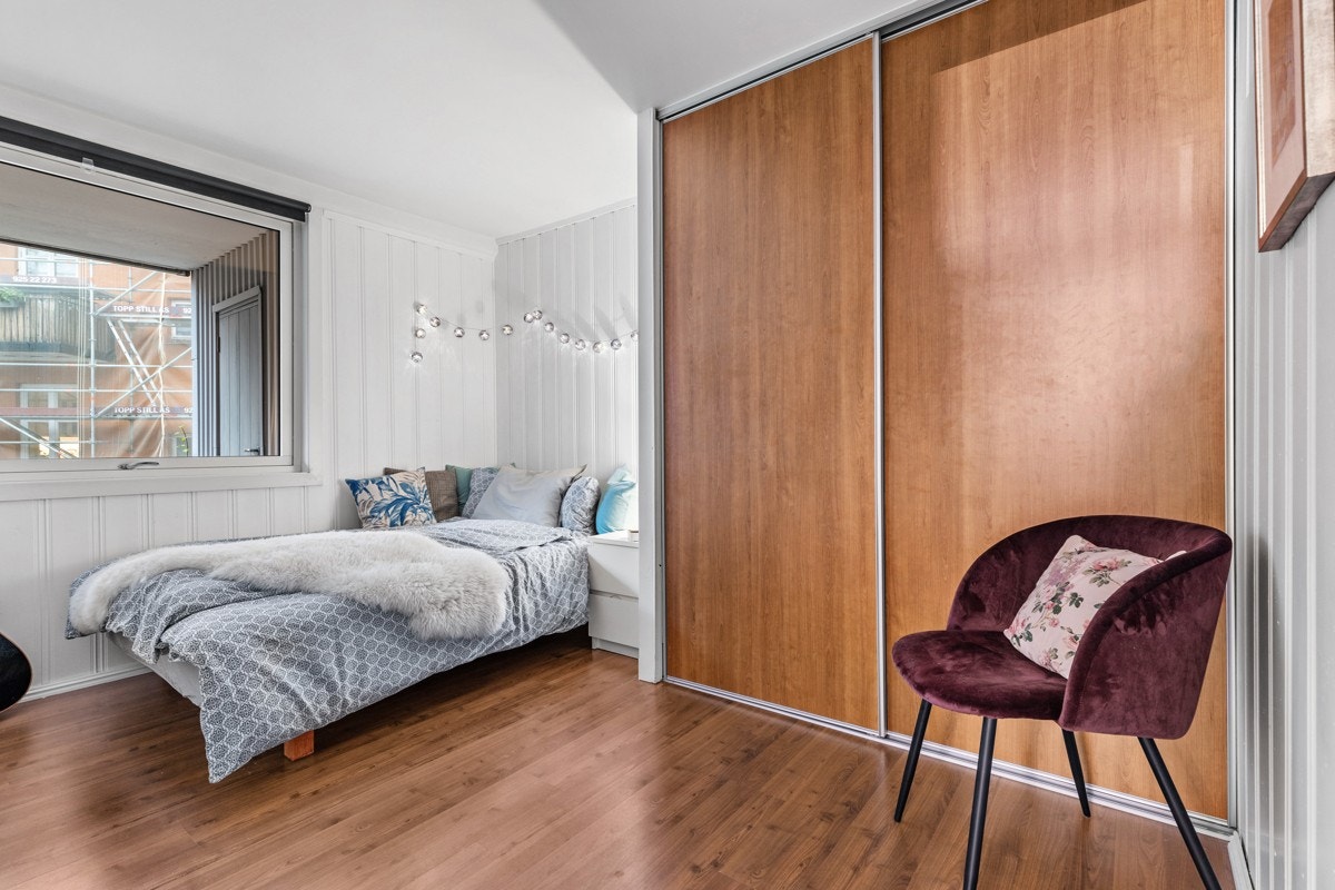 Her er det også godt med plass til en stor dobbeltseng og nattbord. En stor skyvedørsgarderobe er plassert langs den ene veggen, og tilfredstiller behovet for lagringsplass. Galleribilde