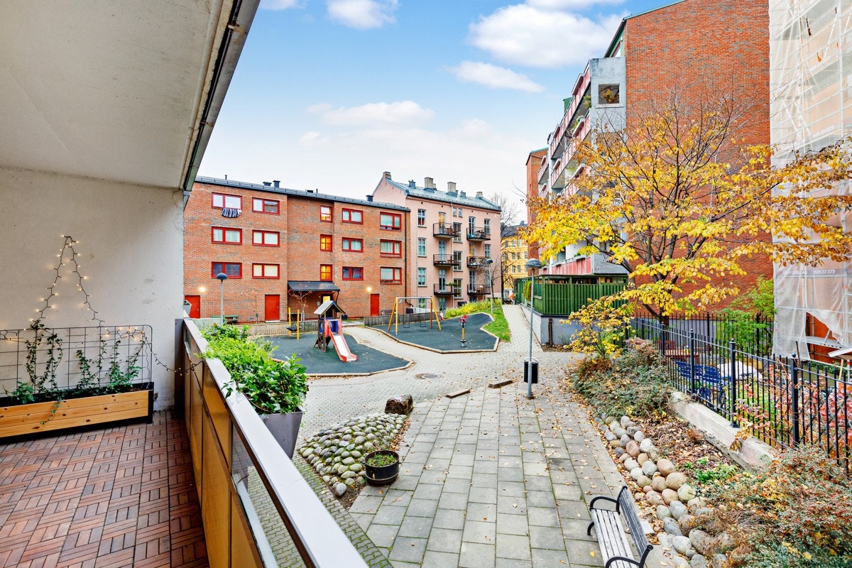 På sommerstid har man sol til langt utover ettermiddagen. Da ligger alt til rette for å nyte noen hyggelige grillmiddager med kjente og kjære her. Galleribilde