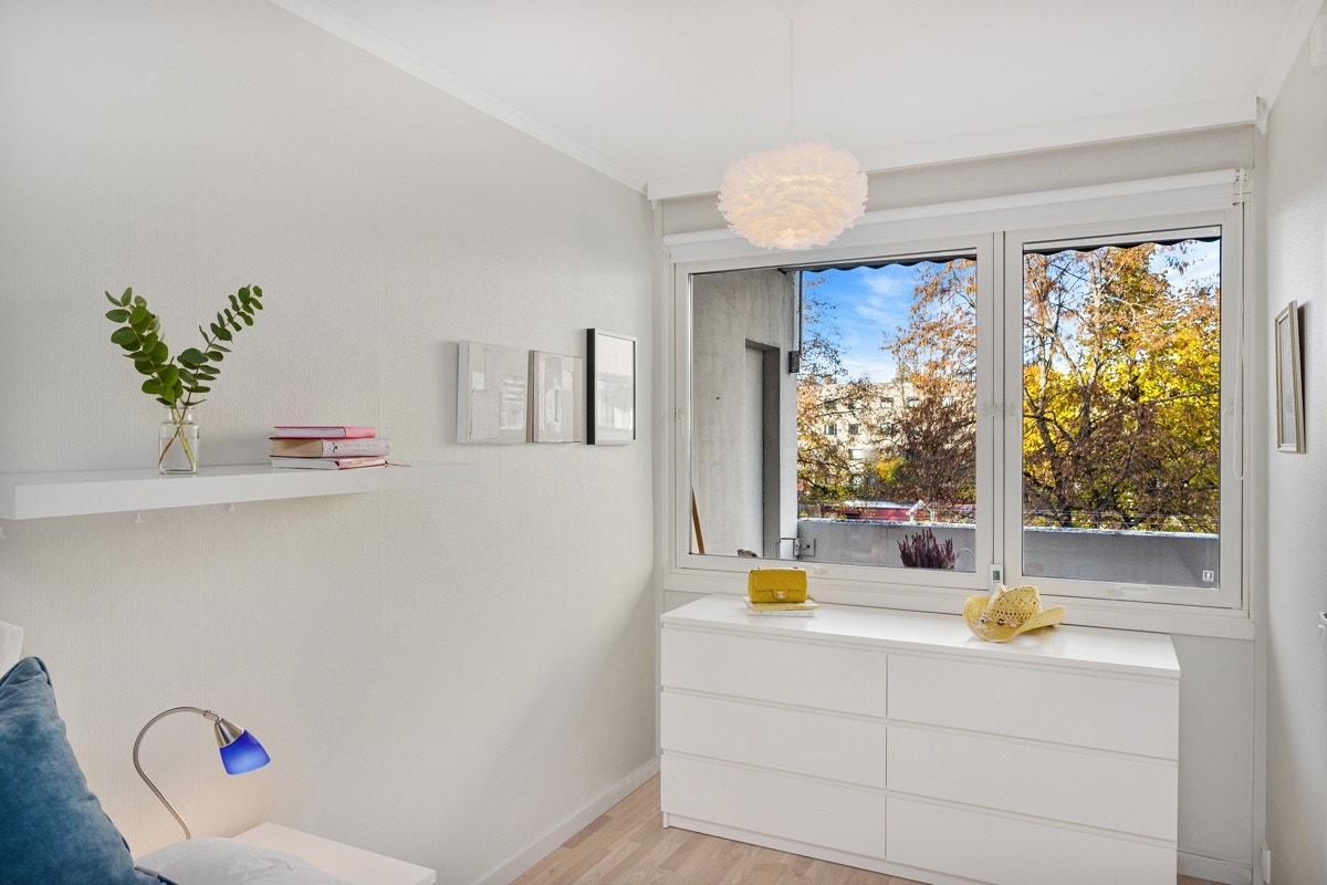 Soverommet har store vinduer som gir mye naturlig lys Galleribilde