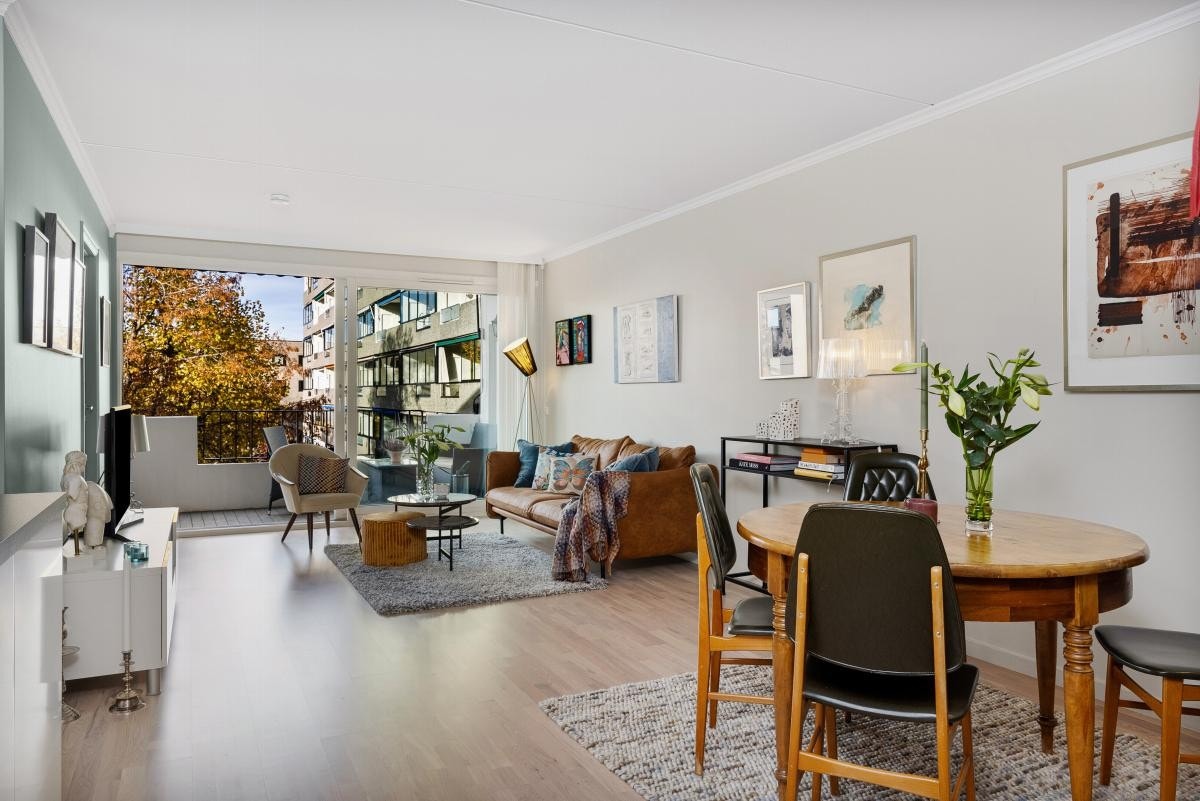 Stuen har store vinduer fra gulv til tak som gir et moderne preg Galleribilde