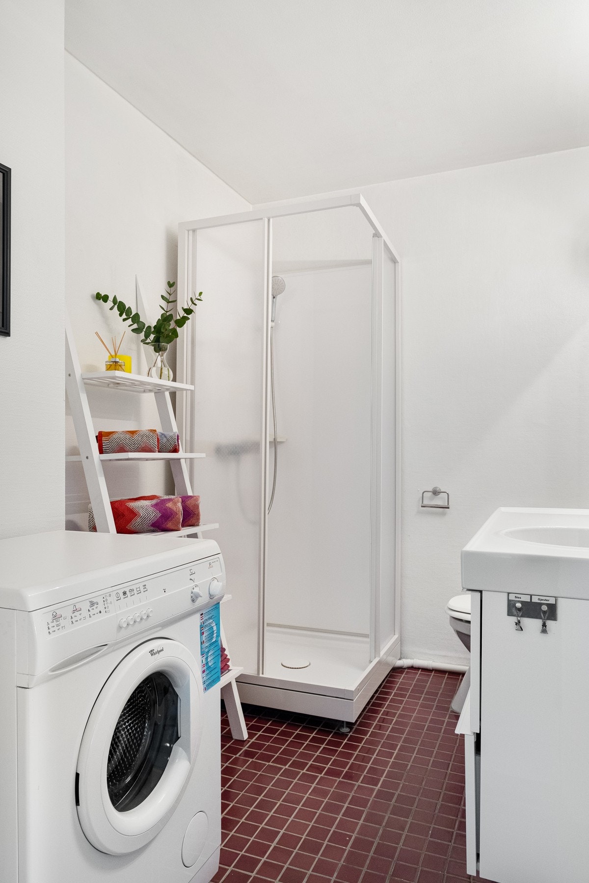 På badet er det opplegg for vaskemaskin og plass til gode oppbevaringsløsnigner Galleribilde