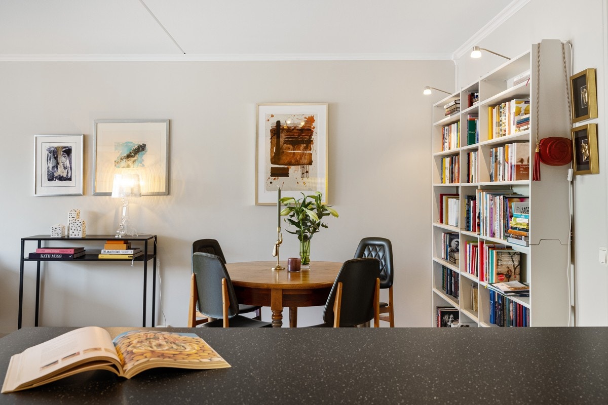 Med stue og kjøkken i åpen løsning er det skapt en luftig og sosial arena passende for både middagsselskaper og sofahygge Galleribilde