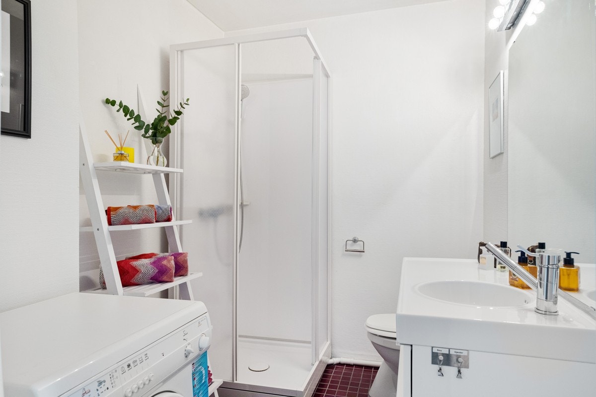 Lys, trivelig bad/ vaskerom av god størrelse med flislagt gulv Galleribilde