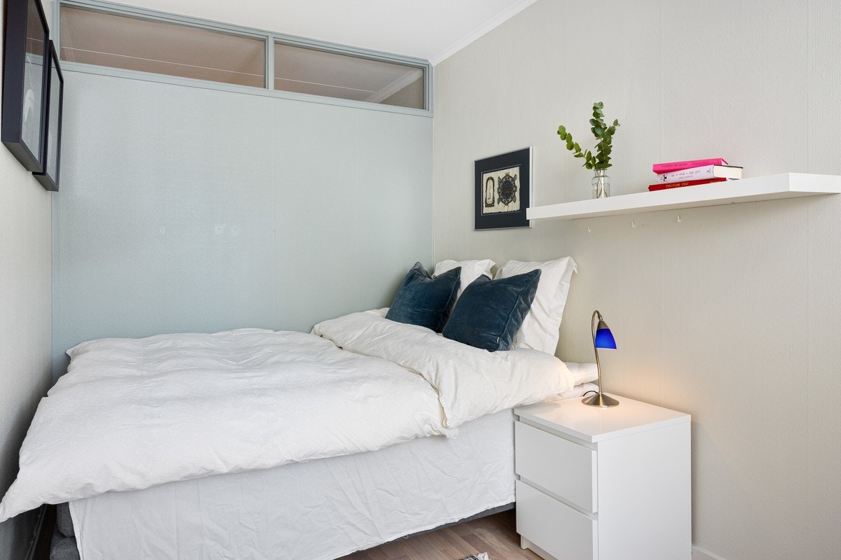 Lyst trivelig soverom Galleribilde