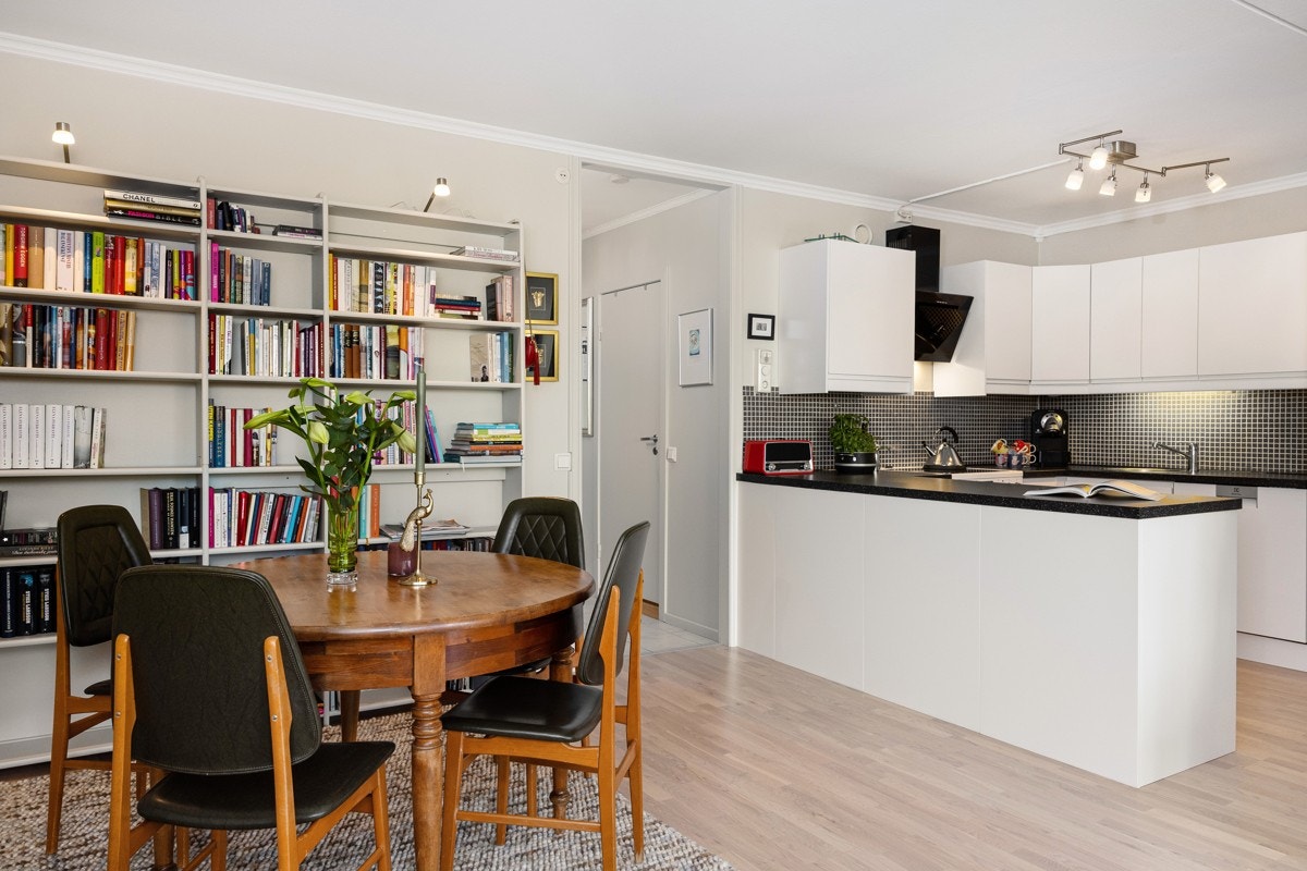 Kjøkkenet fikk nye innredning i 2007, og frontene ble skiftet i 2019 Galleribilde