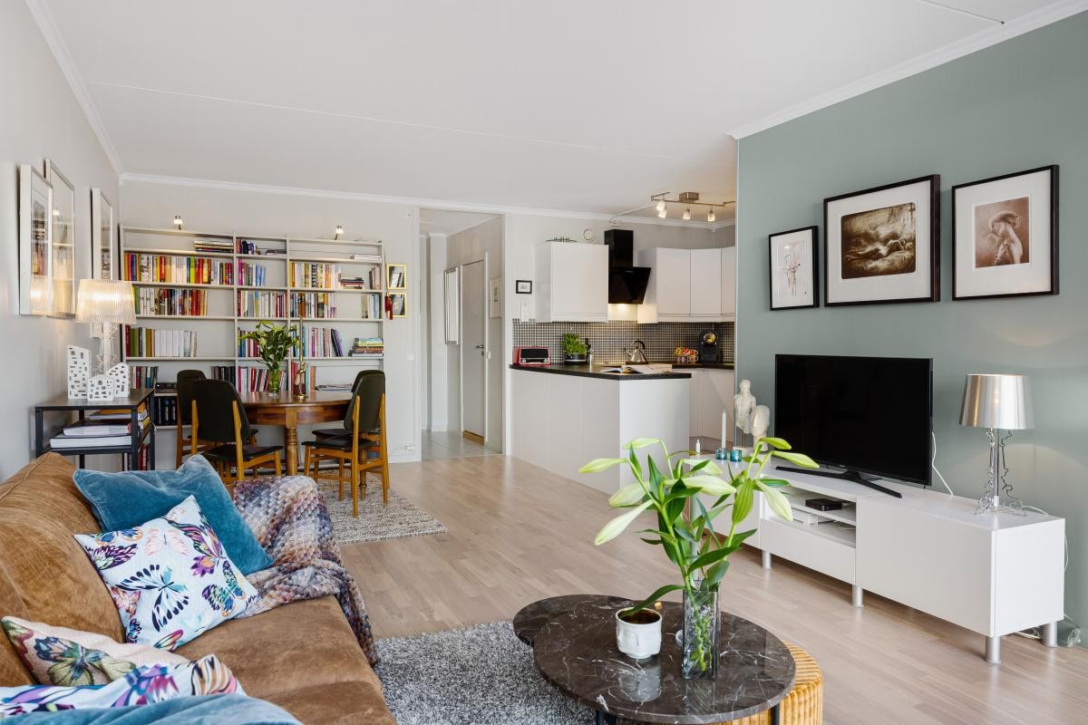 Leiligheten har kjøkken i delvis åpen løsning mot stue Galleribilde