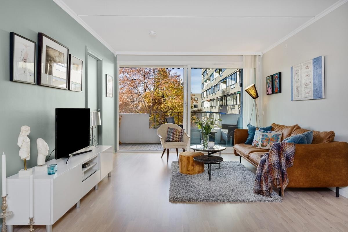 Lys, tiltalende stue med parkett fra 2011 og malt i tidsriktig farge senere år Galleribilde