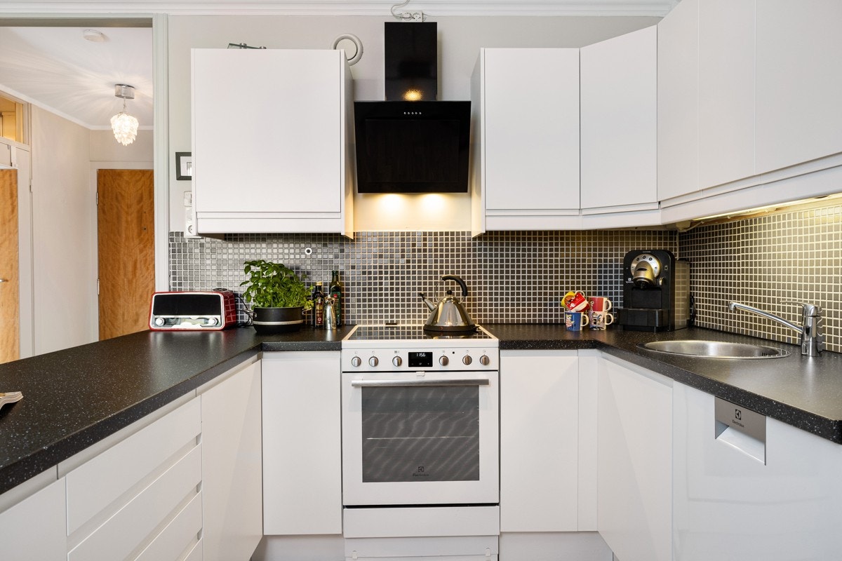 Kjøkkenet har god skap-/ benkeplass og opplegg for oppvaskmaskin Galleribilde