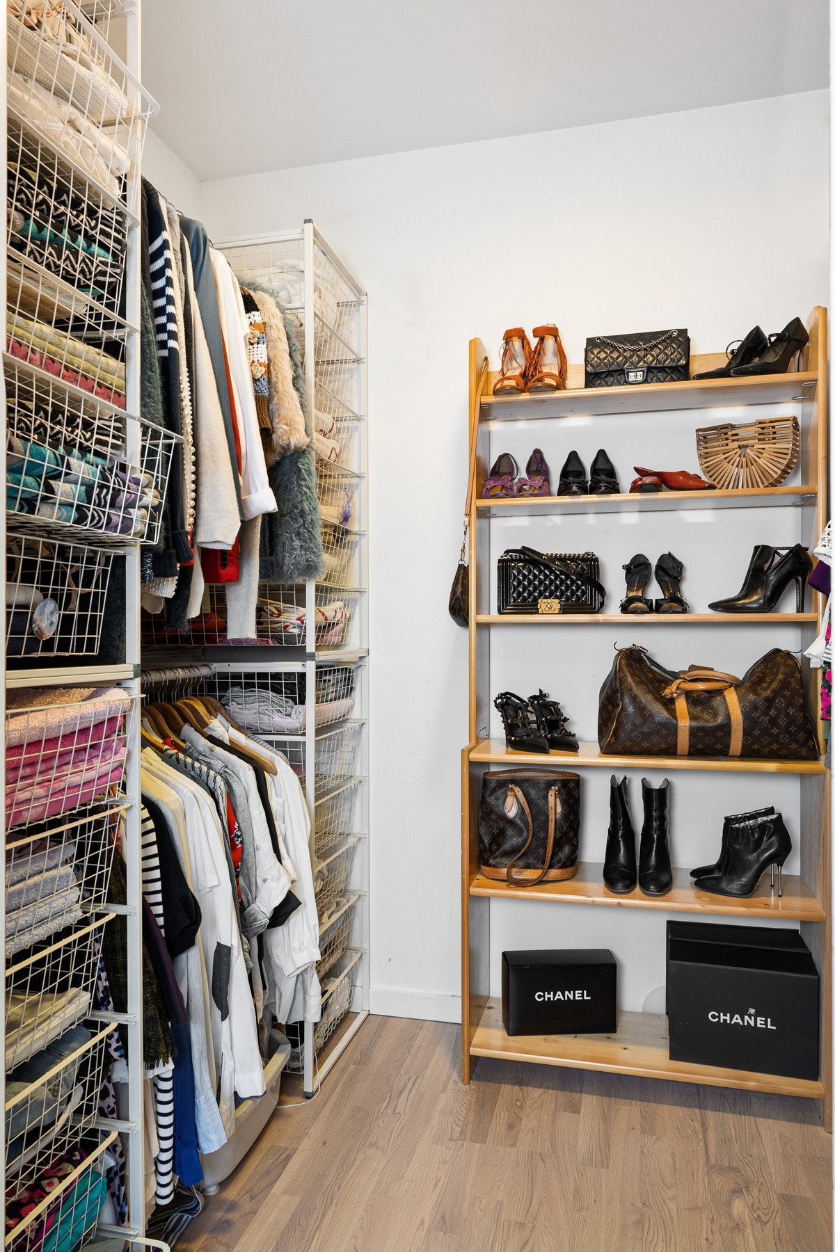 Leiligheten har et praktisk garderoberom/ bod som rommer mye Galleribilde