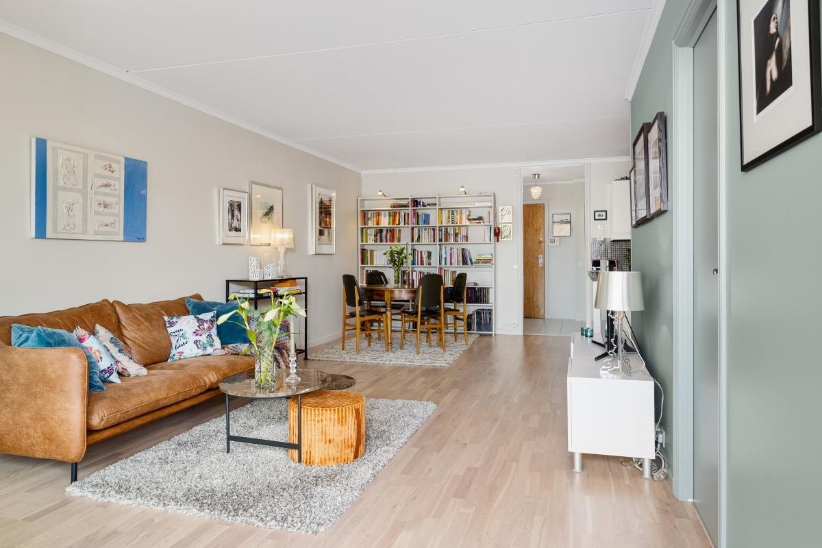 Stuen har god plass for sofamøblement og spisestue foran kjøkken Galleribilde