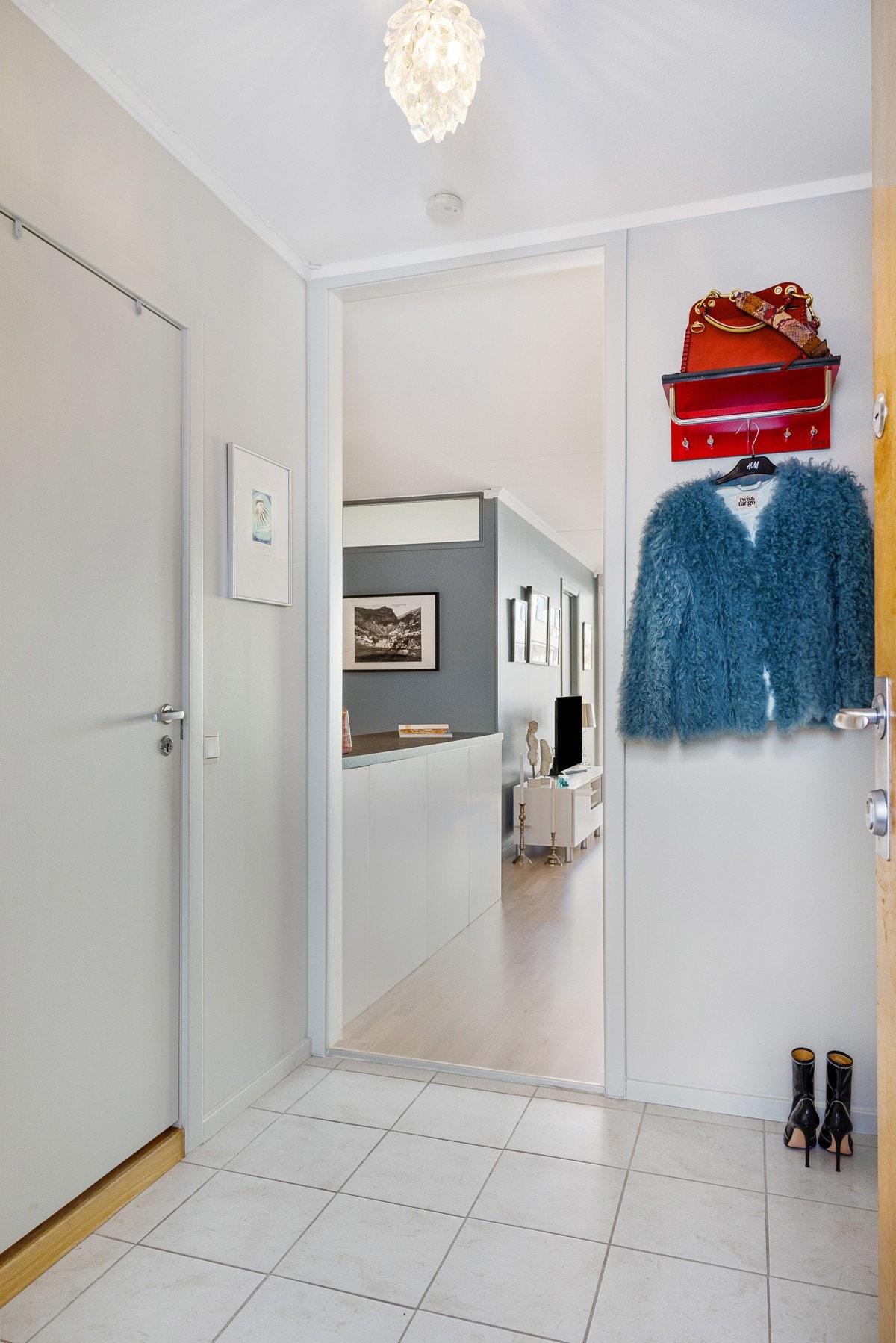 Flislagt entre med gode opphengsmulighet for yttertøy, sko, vesker og skjerf Galleribilde